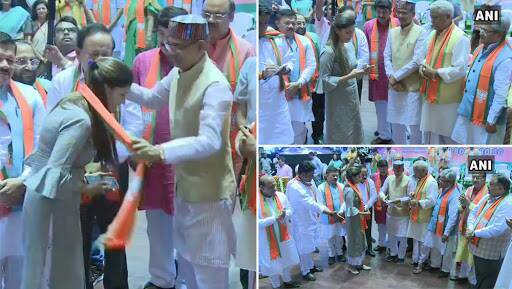 दिल्ली: डान्सर सपना चौधरी हिचा दिग्गज नेत्यांच्या उपस्थितीत भाजप पक्षात प्रवेश दिल्ली: डान्सर सपना चौधरी हिचा दिग्गज नेत्यांच्या उपस्थितीत भाजप पक्षात प्रवेश