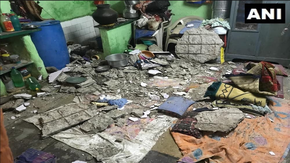 मुंबई: वांद्रे येथील भारत नगर परिसरात घराचा स्लॅब कोसळून 2 जण जखमी मुंबई: वांद्रे येथील भारत नगर परिसरात घराचा स्लॅब कोसळून 2 जण जखमी