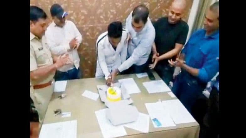 धक्कादायक! पोलीस स्टेशनमध्ये साजरा केला गेला गुन्हेगाराचा वाढदिवस; 5 पोलिसांचे निलंबन धक्कादायक! पोलीस स्टेशनमध्ये साजरा केला गेला गुन्हेगाराचा वाढदिवस; 5 पोलिसांचे निलंबन