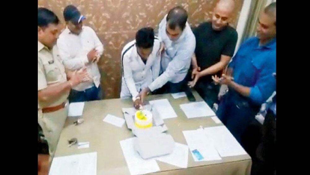 धक्कादायक! पोलीस स्टेशनमध्ये साजरा केला गेला गुन्हेगाराचा वाढदिवस; 5 पोलिसांचे निलंबन धक्कादायक! पोलीस स्टेशनमध्ये साजरा केला गेला गुन्हेगाराचा वाढदिवस; 5 पोलिसांचे निलंबन