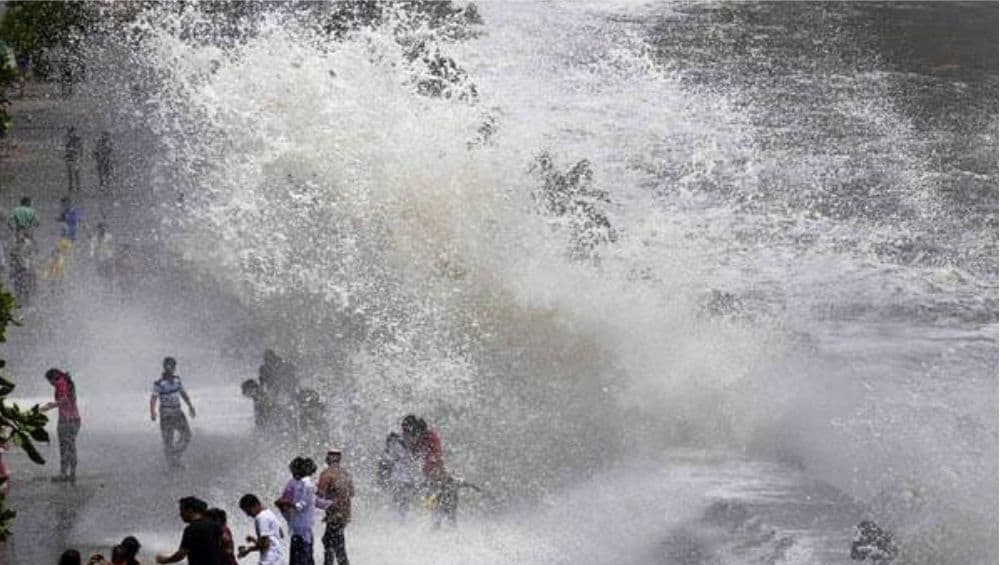 High Tide In Mumbai 4th August: आज दुपारी 2.29 वाजता समुद्रात उसळणार 4.5 मीटर लांबीच्या लाटा; नागरिकांना सतर्कतेचे आवाहन High Tide In Mumbai 4th August: आज दुपारी 2.29 वाजता समुद्रात उसळणार 4.5 मीटर लांबीच्या लाटा; नागरिकांना सतर्कतेचे आवाहन