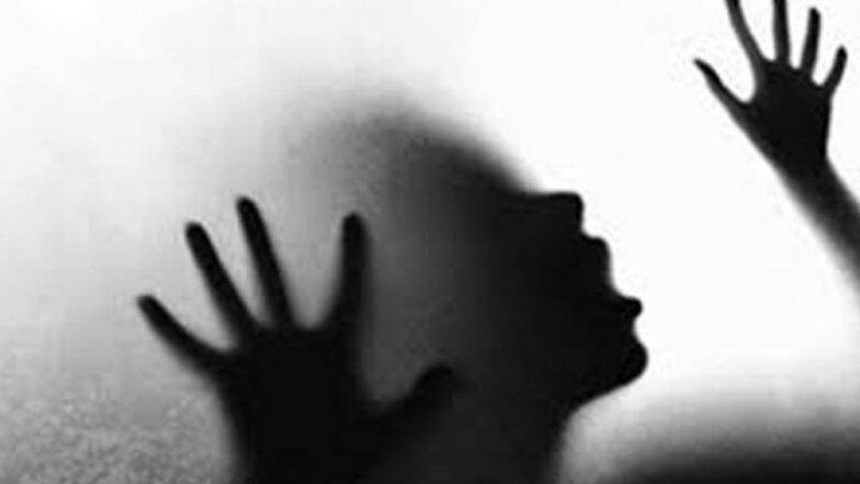 सेक्स करताना पतीनेच बनवला व्हिडीओ, संतप्त पत्नीची पोलिसांकडे धाव सेक्स करताना पतीनेच बनवला व्हिडीओ, संतप्त पत्नीची पोलिसांकडे धाव