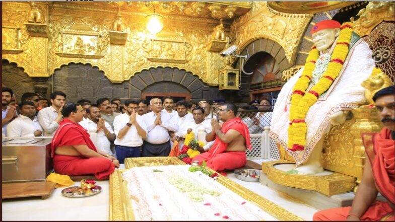 आदित्य ठाकरे यांच्या जन आशीर्वाद यात्रेच्या पहिल्या टप्प्याची सांगता शिर्डीतील साईबाबांच्या दर्शनाने; जनतेकडून मिळालेल्या प्रेम, विश्वासाखातर पुढील यात्रेला सुरुवात आदित्य ठाकरे यांच्या जन आशीर्वाद यात्रेच्या पहिल्या टप्प्याची सांगता शिर्डीतील साईबाबांच्या दर्शनाने; जनतेकडून मिळालेल्या प्रेम, विश्वासाखातर पुढील यात्रेला सुरुवात