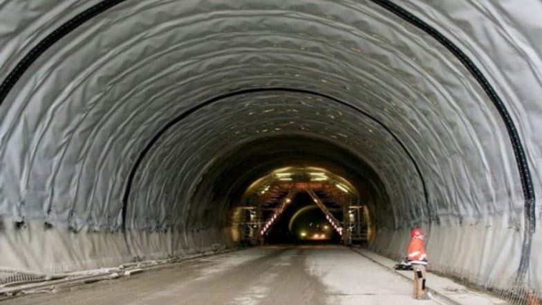 कल्याण: आंबिवली येथील रेल्वे स्थानकाजवळील बोगदा धोकादायक कल्याण: आंबिवली येथील रेल्वे स्थानकाजवळील बोगदा धोकादायक