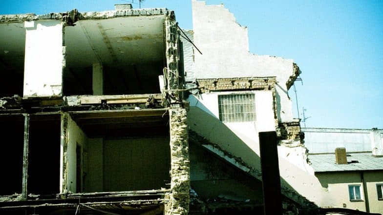 Mumbai Building Collapse: मस्जिद बंदर येथील सय्यद इमारतीचा भाग कोसळला, 2 जणांना बाहेर काढण्यात यश Mumbai Building Collapse: मस्जिद बंदर येथील सय्यद इमारतीचा भाग कोसळला, 2 जणांना बाहेर काढण्यात यश