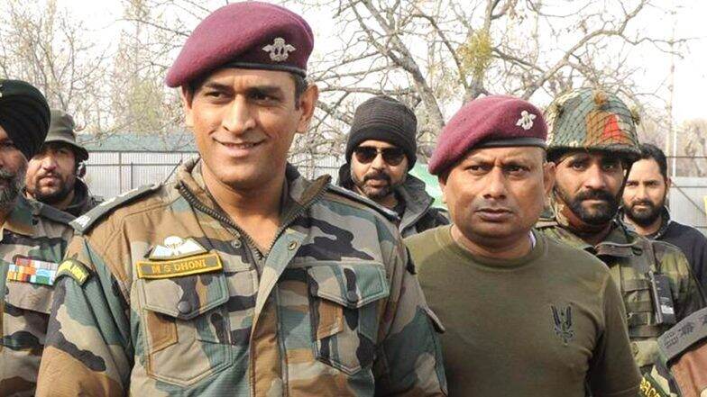 MS Dhoni च्या लष्करात भर्ती होण्याच्या निर्णयाची David Lloyd यांनी उडवली चेष्टा, धोनी आर्मी ने सोशल मीडियावर घेतली क्लास MS Dhoni च्या लष्करात भर्ती होण्याच्या निर्णयाची David Lloyd यांनी उडवली चेष्टा, धोनी आर्मी ने सोशल मीडियावर घेतली क्लास