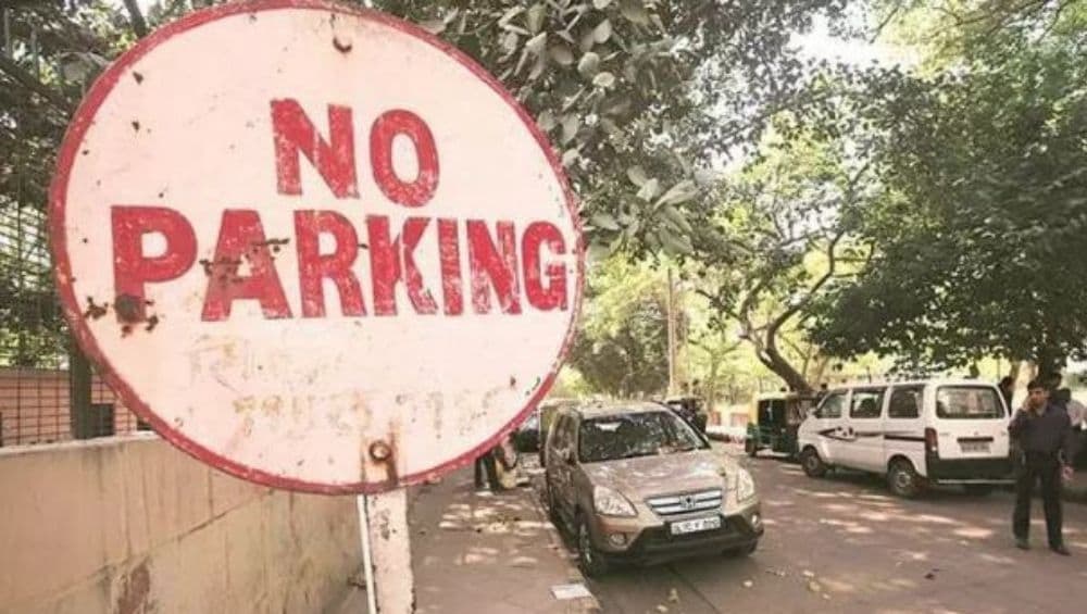 मुंबई महापौर विश्वनाथ महाडेश्वर यांची गाडी चक्क नो पार्किंग क्षेत्रात उभी, तरीही कारवाई किंवा दंडवसूली नाही? मुंबई महापौर विश्वनाथ महाडेश्वर यांची गाडी चक्क नो पार्किंग क्षेत्रात उभी, तरीही कारवाई किंवा दंडवसूली नाही?