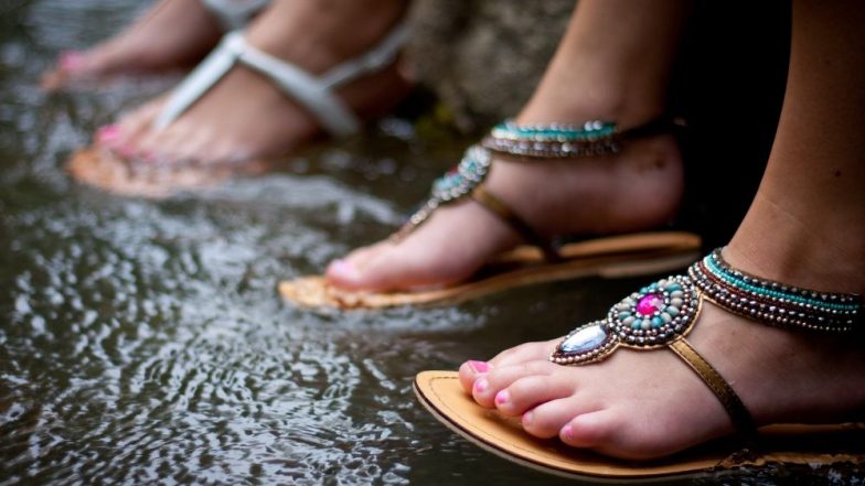 पावसाळ्यात पायांना भेगा पडल्यास करा 'हे' सोपे उपाय