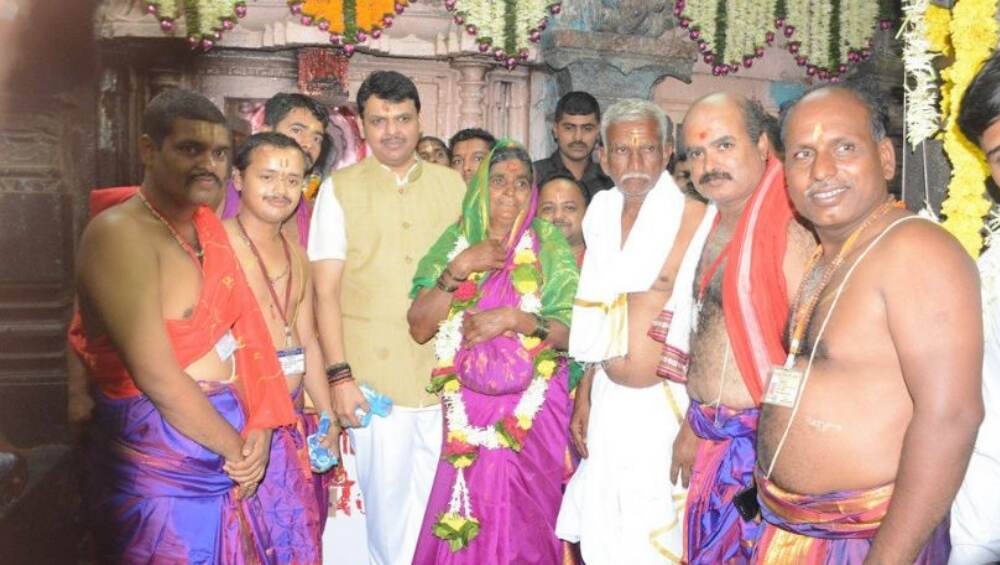 Ashadhi Ekadashi 2019: मुख्यमंत्री देवेंद्र फडणवीस यांच्यासोबत यंदा विठ्ठल -रूक्मिणीच्या महापूजेचा मान कोणत्या दांम्पत्यला मिळाला? Ashadhi Ekadashi 2019: मुख्यमंत्री देवेंद्र फडणवीस यांच्यासोबत यंदा विठ्ठल -रूक्मिणीच्या महापूजेचा मान कोणत्या दांम्पत्यला मिळाला?