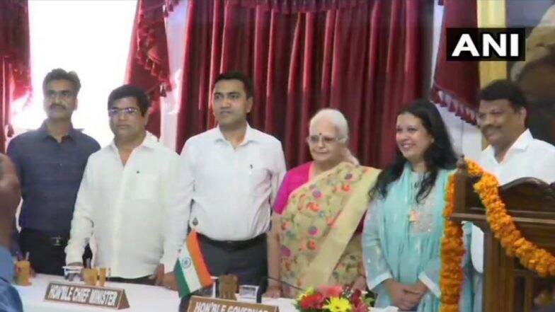 गोवा: कॉंग्रेस मधून आलेल्या 3 आमदारांसह माजी विधानसभा उपाध्यक्ष मायकल लोबो यांनी घेतली मंत्रीपदाची शपथ गोवा: कॉंग्रेस मधून आलेल्या 3 आमदारांसह माजी विधानसभा उपाध्यक्ष मायकल लोबो यांनी घेतली मंत्रीपदाची शपथ