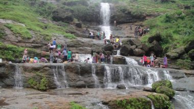 Nashik Rains: नाशकात धबधब्याजवळ अडकलेल्या 22 पर्यटकांची सुटका तर 1 जण वाहून गेल्याची शक्यता