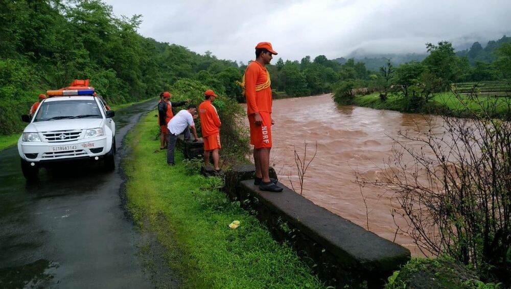 तिवरे धरण दुर्घटना: बेपत्ता तिघांच्या शोधासाठी आजपासून एनडीआरएफ पुन्हा करणार प्रयत्न तिवरे धरण दुर्घटना: बेपत्ता तिघांच्या शोधासाठी आजपासून एनडीआरएफ पुन्हा करणार प्रयत्न
