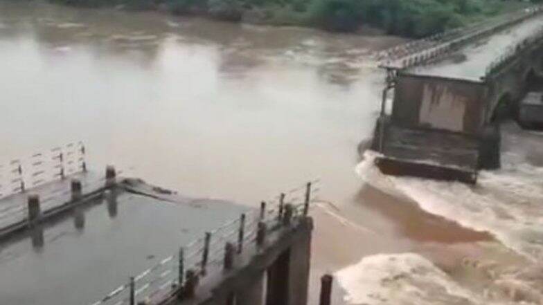 कराड येथील कृष्णा नदीला आलेल्या पुरामुळे जुना पूल गेला वाहून, कोणतीही जीवतहानी नाही (Video) कराड येथील कृष्णा नदीला आलेल्या पुरामुळे जुना पूल गेला वाहून, कोणतीही जीवतहानी नाही (Video)