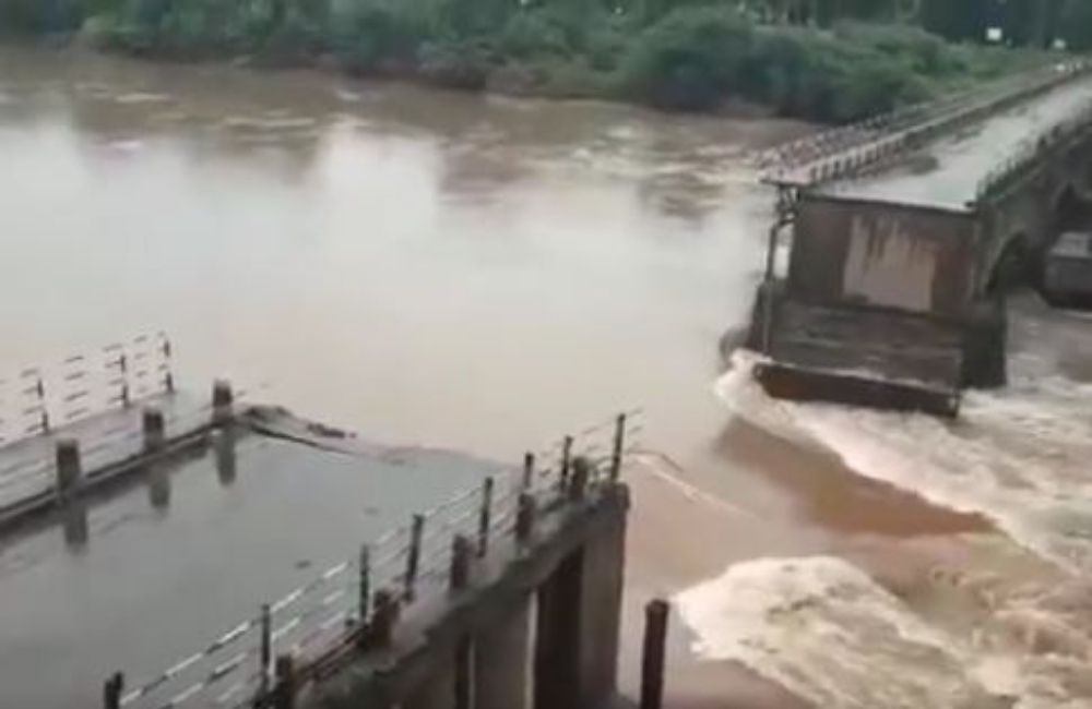 कराड येथील कृष्णा नदीला आलेल्या पुरामुळे जुना पूल गेला वाहून, कोणतीही जीवतहानी नाही