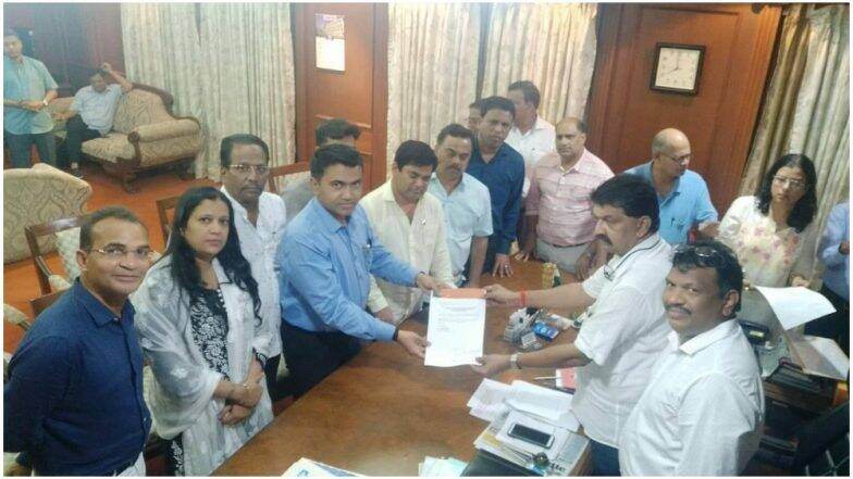 मोठी बातमी: कर्नाटक पाठोपाठ गोवा राज्यात राजकीय भूकंप; कॉंग्रेस पक्षाचे तब्बल 10 आमदार भाजपच्या गळाला मोठी बातमी: कर्नाटक पाठोपाठ गोवा राज्यात राजकीय भूकंप; कॉंग्रेस पक्षाचे तब्बल 10 आमदार भाजपच्या गळाला