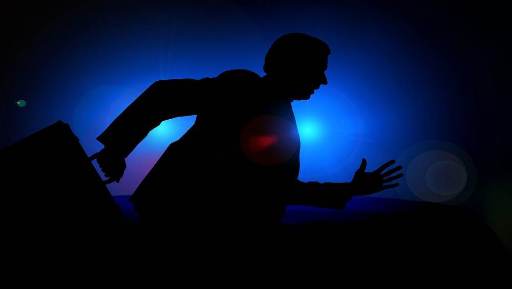 मुंबई: लाखभर रुपयांनी भरलेली बॅग विरार लोकलमध्ये हरवली अन् तासाभरात सापडली मुंबई: लाखभर रुपयांनी भरलेली बॅग विरार लोकलमध्ये हरवली अन् तासाभरात सापडली