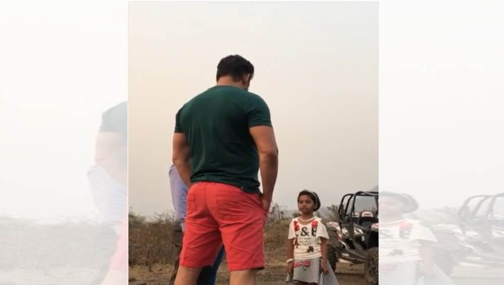 सलमान खान समोर मराठमोळ्या चिमुकलीचं देशभक्तीपर भाषण (Watch Video) सलमान खान समोर मराठमोळ्या चिमुकलीचं देशभक्तीपर भाषण (Watch Video)