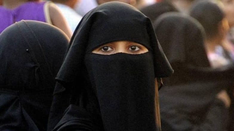 अहमदाबाद: नवऱ्याने तिहेरी तलाक दिल्याने बायकोने केला आत्महत्येचा प्रयत्न अहमदाबाद: नवऱ्याने तिहेरी तलाक दिल्याने बायकोने केला आत्महत्येचा प्रयत्न