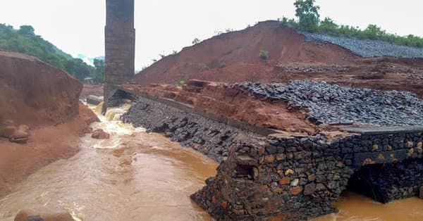 Tiware Dam Incident: मुंबईतील सिद्धिविनायक मंदिर तिवरे धरणफुटीमुळे उद्धवस्त झालेले गाव दत्तक घेणार Tiware Dam Incident: मुंबईतील सिद्धिविनायक मंदिर तिवरे धरणफुटीमुळे उद्धवस्त झालेले गाव दत्तक घेणार