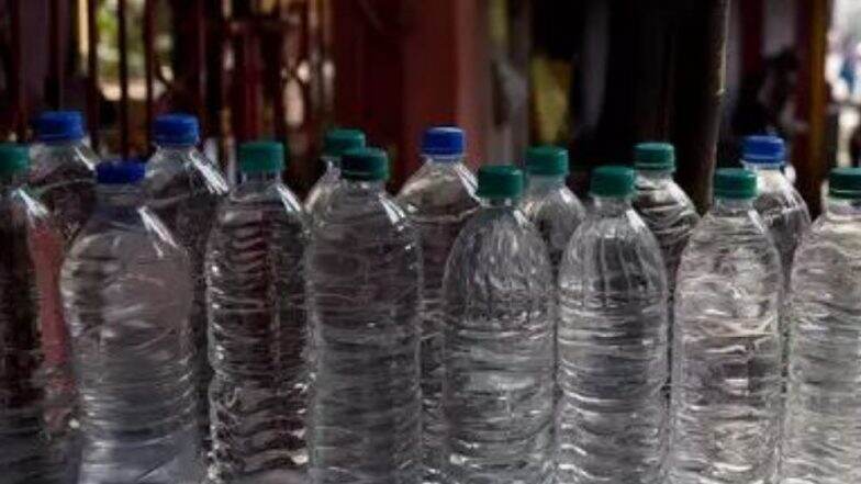 मुंबई: अनधिकृतपणे बाटलीबंद पिण्याचे पाणी विकणाऱ्या 22 जणांना अटक मुंबई: अनधिकृतपणे बाटलीबंद पिण्याचे पाणी विकणाऱ्या 22 जणांना अटक