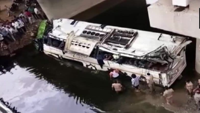 उत्तर प्रदेश: यमुना एक्सप्रेस वे वर भीषण अपघात; बस दरीत कोसळून 29 जण ठार उत्तर प्रदेश: यमुना एक्सप्रेस वे वर भीषण अपघात; बस दरीत कोसळून 29 जण ठार