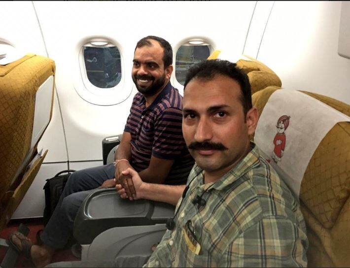 BSF जवानाच्या प्रसंगावधानतेमुळे हृद्यविकाराचा त्रास होत असलेल्या जवानांचे वाचले प्राण; ट्विटरवर कौतुकाचा वर्षाव BSF जवानाच्या प्रसंगावधानतेमुळे हृद्यविकाराचा त्रास होत असलेल्या जवानांचे वाचले प्राण; ट्विटरवर कौतुकाचा वर्षाव