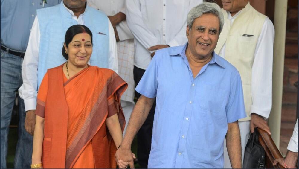Sushma Swaraj Love Story: कुटुंबियांचा विरोध तरीही सुषमा स्वराज यांनी स्वराज कौशल यांच्याशी बांधली लग्नगाठ Sushma Swaraj Love Story: कुटुंबियांचा विरोध तरीही सुषमा स्वराज यांनी स्वराज कौशल यांच्याशी बांधली लग्नगाठ