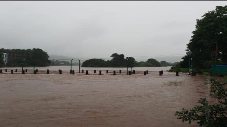 Konkan Rain: कोल्हापूर, सांगलीला सरकारने दिला मदतीचा हात, तर कोकणातील पूरस्थितीकडे सरकारने फिरविली पाठ, कोकणवासियांमध्ये नाराजीचा सूर Konkan Rain: कोल्हापूर, सांगलीला सरकारने दिला मदतीचा हात, तर कोकणातील पूरस्थितीकडे सरकारने फिरविली पाठ, कोकणवासियांमध्ये नाराजीचा सूर