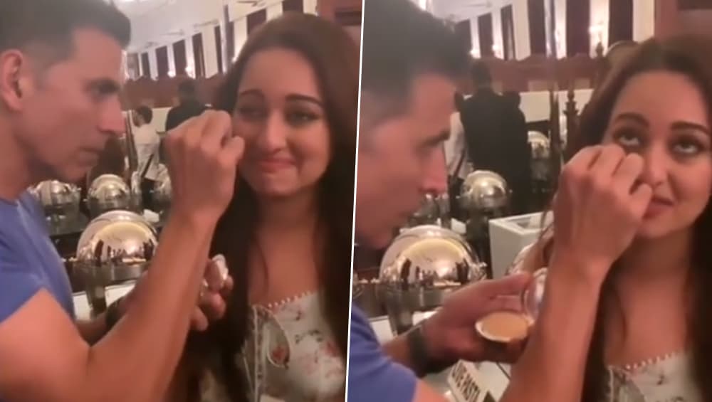 सोनाक्षी सिन्हाचा मेकअप करत असताना अक्षयकुमारने केलेल्या या टवाळकीमुळे अक्कीला पडले फटके, पाहा मजेशीर व्हिडिओ सोनाक्षी सिन्हाचा मेकअप करत असताना अक्षयकुमारने केलेल्या या टवाळकीमुळे अक्कीला पडले फटके, पाहा मजेशीर व्हिडिओ
