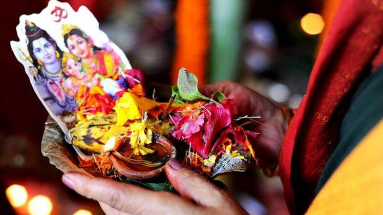 Hartalika Vrat 2019: हरतालिके दिवशी शिवपिंडीवर का वाहण्यात येतात 16 पत्री जाणून घ्या हरितालिका आणि 16 पत्रींचे महत्व Hartalika Vrat 2019: हरतालिके दिवशी शिवपिंडीवर का वाहण्यात येतात 16 पत्री जाणून घ्या हरितालिका आणि 16 पत्रींचे महत्व