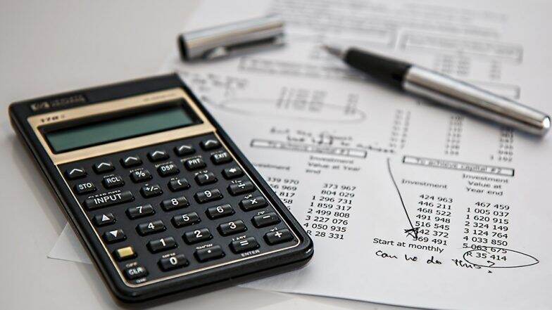 Income Tax: ज्येष्ठ नागरिकांसाठी वेगवेगळ्या इन्कम टॅक्स स्लॅबची सुविधा; जाणून घ्या कसा घ्याल लाभ Income Tax: ज्येष्ठ नागरिकांसाठी वेगवेगळ्या इन्कम टॅक्स स्लॅबची सुविधा; जाणून घ्या कसा घ्याल लाभ