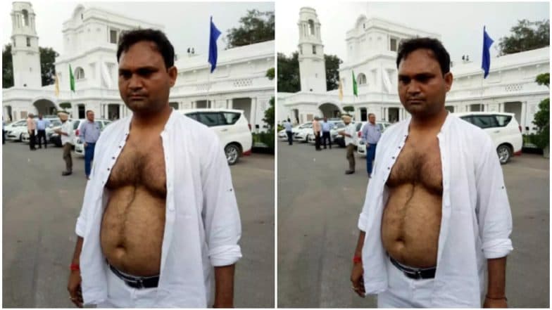 आप आमदाराने विधानसभा परिसरात फाडला स्वत:चा शर्ट, झाले उघडेबंब; रविदास मंदिर तोडल्याचा केला निशेध आप आमदाराने विधानसभा परिसरात फाडला स्वत:चा शर्ट, झाले उघडेबंब; रविदास मंदिर तोडल्याचा केला निशेध