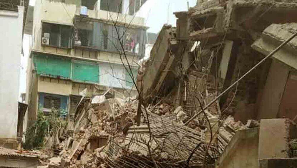 मुंबई: क्रॉफर्ड मार्केट मध्ये इमारतीचा भाग कोसळला, 4 ते 5 जण अडकल्याची शक्यता मुंबई: क्रॉफर्ड मार्केट मध्ये इमारतीचा भाग कोसळला, 4 ते 5 जण अडकल्याची शक्यता