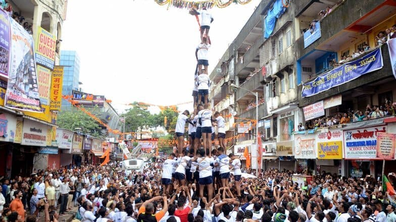 Dahi Handi 2019: दहीहंडीला गोविंदा नाराज; पुरग्रस्तांच्या मदतीसाठी अनेक मानाच्या हंड्या रद्द Dahi Handi 2019: दहीहंडीला गोविंदा नाराज; पुरग्रस्तांच्या मदतीसाठी अनेक मानाच्या हंड्या रद्द