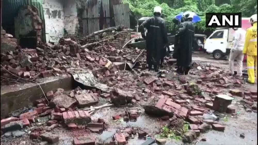 ठाणेः घोडबंदर रोडवरील वसंत लीला संकुलातील संरक्षक भिंत कोसळली, कारचे मोठे नुकसान ठाणेः घोडबंदर रोडवरील वसंत लीला संकुलातील संरक्षक भिंत कोसळली, कारचे मोठे नुकसान
