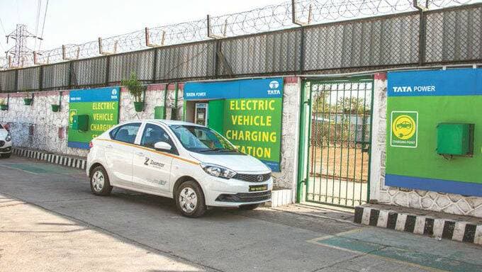 टाटा पॉवर आणि टाटा मोटर्सचे भारतात 300 Fast-Charging Stations उभारण्याचे लक्ष्य; पहिले तीन महिने मोफत चार्जिंगची सुविधा टाटा पॉवर आणि टाटा मोटर्सचे भारतात 300 Fast-Charging Stations उभारण्याचे लक्ष्य; पहिले तीन महिने मोफत चार्जिंगची सुविधा