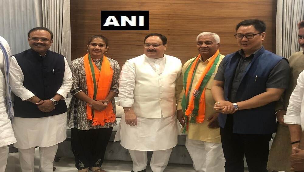 कुस्तीपटू बबीता फोगाट हिने वडील महावीर फोगाट यांच्यासोबत केला भारतीय जनता पक्षात प्रवेश कुस्तीपटू बबीता फोगाट हिने वडील महावीर फोगाट यांच्यासोबत केला भारतीय जनता पक्षात प्रवेश