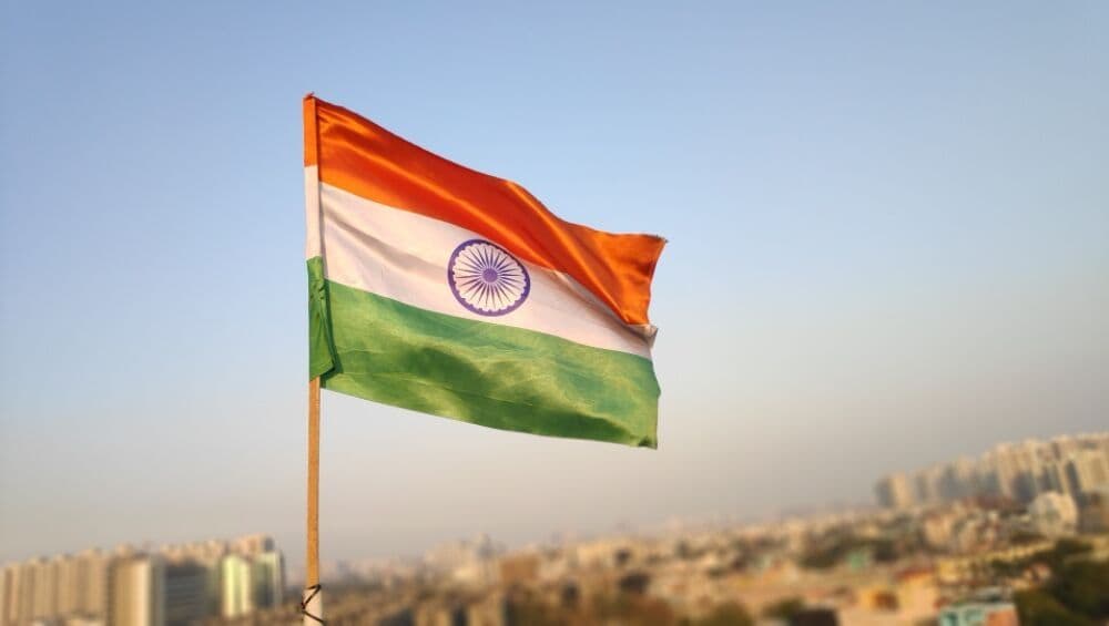 Indian Independence Day 2019: ध्वजवंदनानंतर खराब झालेले, फाटलेले झेंडे आढळल्यास काय कराल? Indian Independence Day 2019: ध्वजवंदनानंतर खराब झालेले, फाटलेले झेंडे आढळल्यास काय कराल?