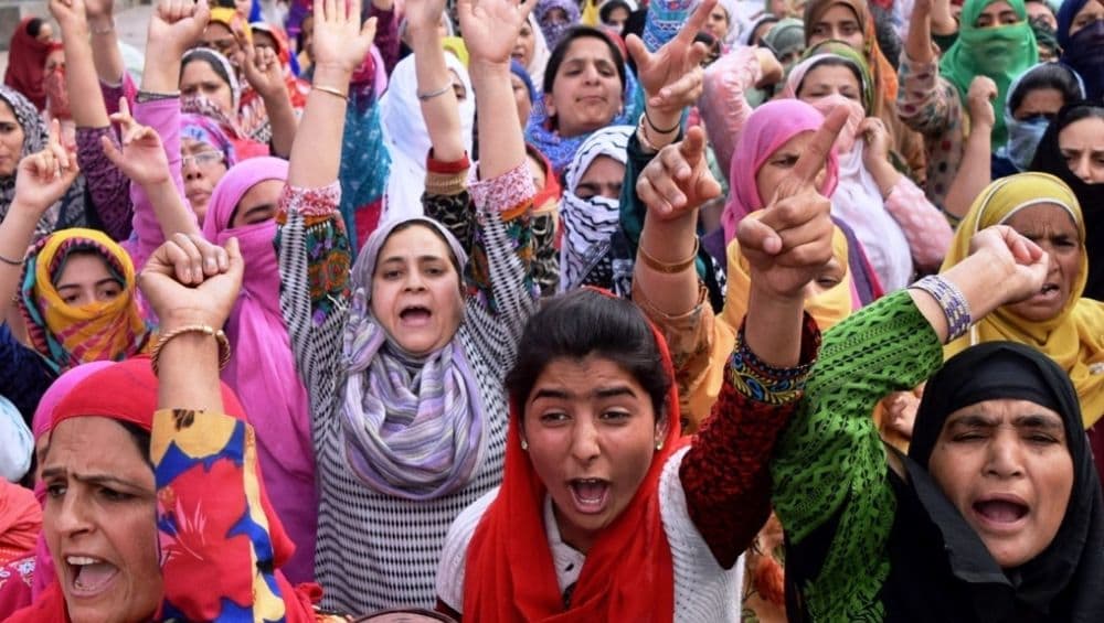 मोदी सरकारने कलम 370 हटवल्याने कश्मीरी तरुणींना होणार फायदा, लागू होणार 'हे' कायदे मोदी सरकारने कलम 370 हटवल्याने कश्मीरी तरुणींना होणार फायदा, लागू होणार 'हे' कायदे