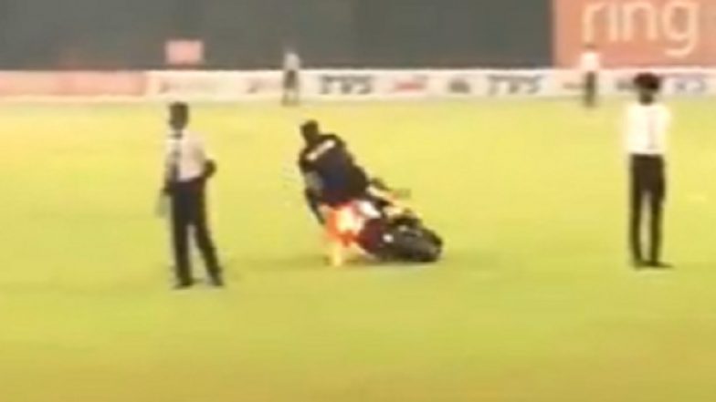 SL vs BAN मॅचच्या विजयाचा आनंद साजरा करण्याच्या नादात कुसल मेंडिस याने गमावला तोल, मैदानावरच घसरली बाईक, पहा Video