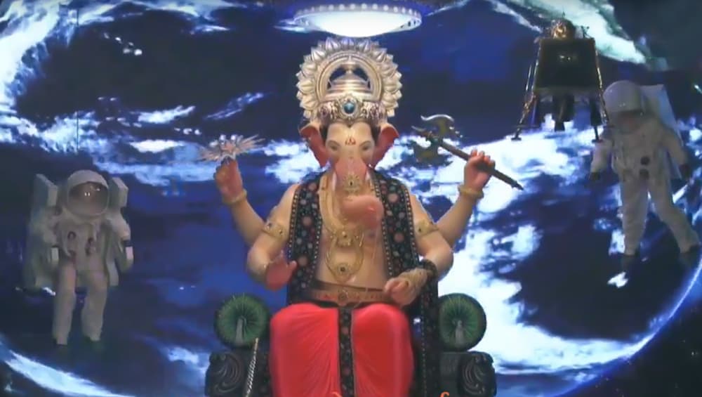 Lalbaugcha Raja 2019 First Look Live Streaming: लालबागचा राजा 2019 चं प्रथम दर्शन आज संध्याकाळी 7 वाजता, इथे पहा थेट प्रक्षेपण Lalbaugcha Raja 2019 First Look Live Streaming: लालबागचा राजा 2019 चं प्रथम दर्शन आज संध्याकाळी 7 वाजता, इथे पहा थेट प्रक्षेपण