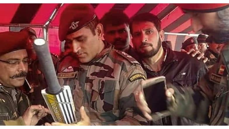 एमएस धोनी याच्या मिशन काश्मीरला सुरुवात, Army कॅम्पमधील पाहिल्यादिवसाचा फोटो सोशल मीडियावर Viral एमएस धोनी याच्या मिशन काश्मीरला सुरुवात, Army कॅम्पमधील पाहिल्यादिवसाचा फोटो सोशल मीडियावर Viral