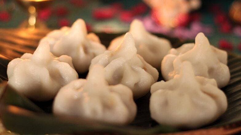 Ganesh Chaturthi 2019 Special Ukdiche Modak: рдЧрдгрдкрддреА рдмрд╛рдкреНрдкрд╛рдЪрд╛ рдЖрд╡рдбреАрдЪрд╛ рдиреИрд╡реЗрджреНрдп рдЙрдХрдбреАрдЪреЗ рдореЛрджрдХ рдШрд░рдЪреНрдпрд╛ рдШрд░реА рдЭрдЯрдкрдЯ рдХрд╕реЗ рдмрдирд╡рд╛рд▓? (Watch Video)