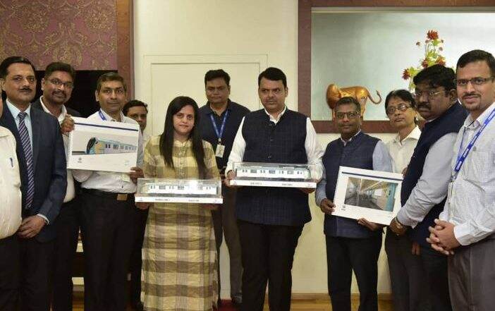 Mumbai Metro 3 च्या डब्ब्यांच्या मॉडेल्सचं मुख्यमंत्री देवेंद्र फडणवीस यांच्याकडून अनावरण
