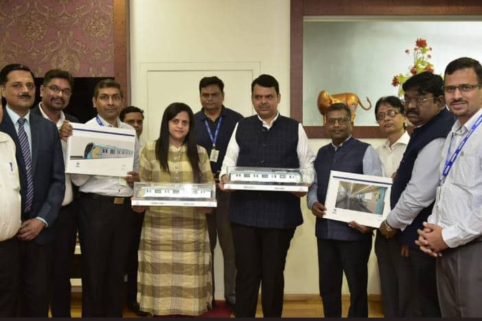Mumbai Metro 3 च्या डब्ब्यांच्या मॉडेल्सचं मुख्यमंत्री देवेंद्र फडणवीस यांच्याकडून अनावरण Mumbai Metro 3 च्या डब्ब्यांच्या मॉडेल्सचं मुख्यमंत्री देवेंद्र फडणवीस यांच्याकडून अनावरण
