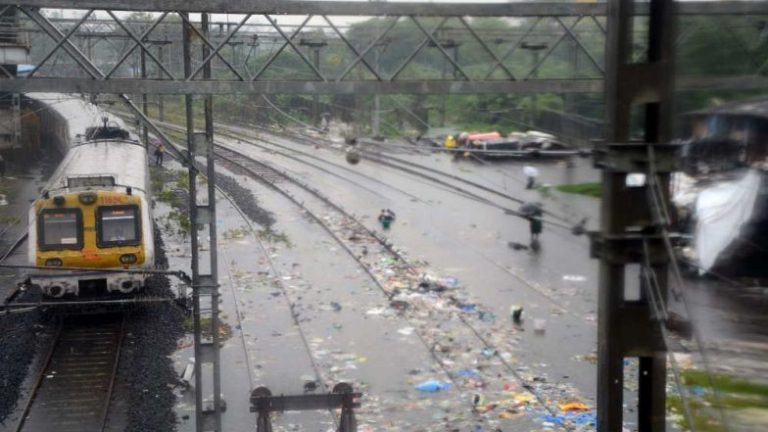 Central Railway Update: चुनाभट्टी- सायन-कुर्ला दरम्यान वॉटर लॉगिंग, येथे पहा मध्य रेल्वेच्या लोकल बद्दल अपडेट