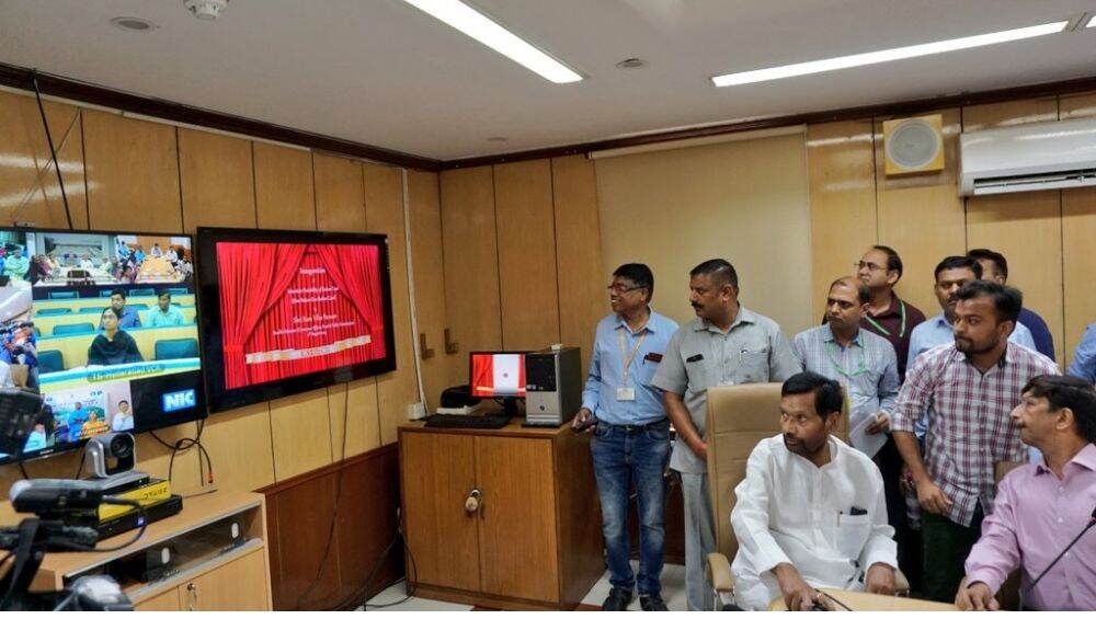 'One Nation One Ration Card' या पथदर्शी प्रकल्पाला सुरुवात, लवकरच देशातील नागरिकांना घेता येणार लाभ 'One Nation One Ration Card' या पथदर्शी प्रकल्पाला सुरुवात, लवकरच देशातील नागरिकांना घेता येणार लाभ