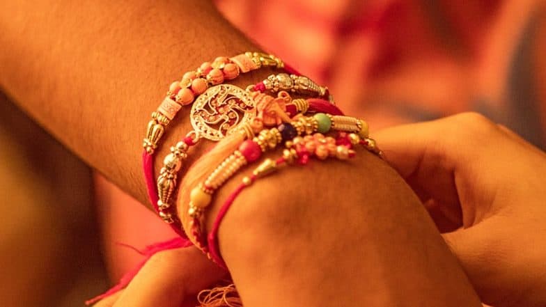 Raksha Bandhan 2019: काळानुसार बदलती राखी; जाणून घ्या मार्केटमधील Rakhi Trends Raksha Bandhan 2019: काळानुसार बदलती राखी; जाणून घ्या मार्केटमधील Rakhi Trends