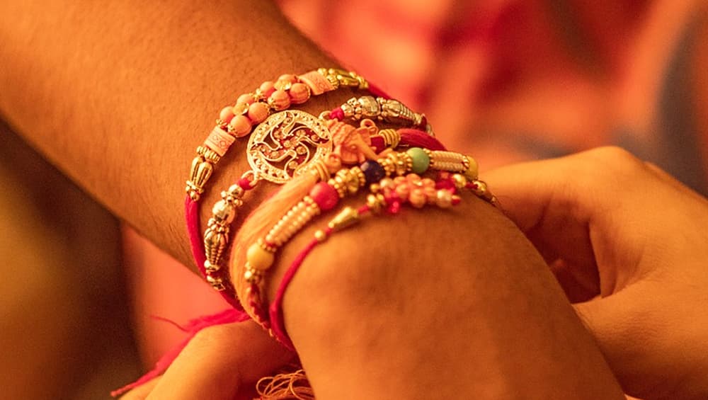 Raksha Bandhan 2019: काळानुसार बदलती राखी; जाणून घ्या मार्केटमधील Rakhi Trends Raksha Bandhan 2019: काळानुसार बदलती राखी; जाणून घ्या मार्केटमधील Rakhi Trends