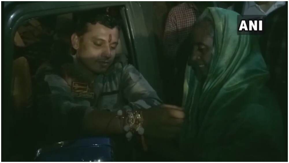 Raksha Bandhan 2019: सांगली येथे महिलांनी बांधली एनडीआरएफ जवानांना राखी; पूरातून वाचवल्याबद्दल मानले आभार (व्हिडिओ) Raksha Bandhan 2019: सांगली येथे महिलांनी बांधली एनडीआरएफ जवानांना राखी; पूरातून वाचवल्याबद्दल मानले आभार (व्हिडिओ)